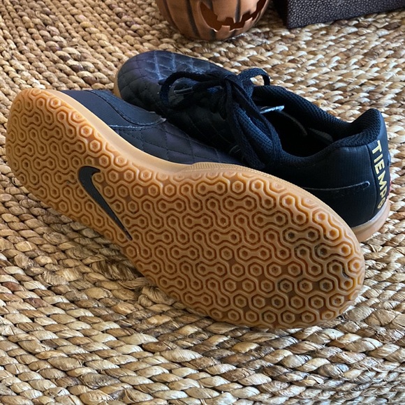 Nike “10D” kids soccer shoes size 3.5Y - Picture 5 of 8